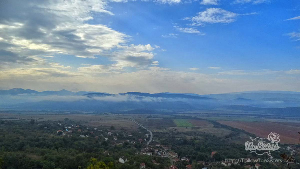 Гледката към Зелениград и Знеполе по пътя към Шили Камик