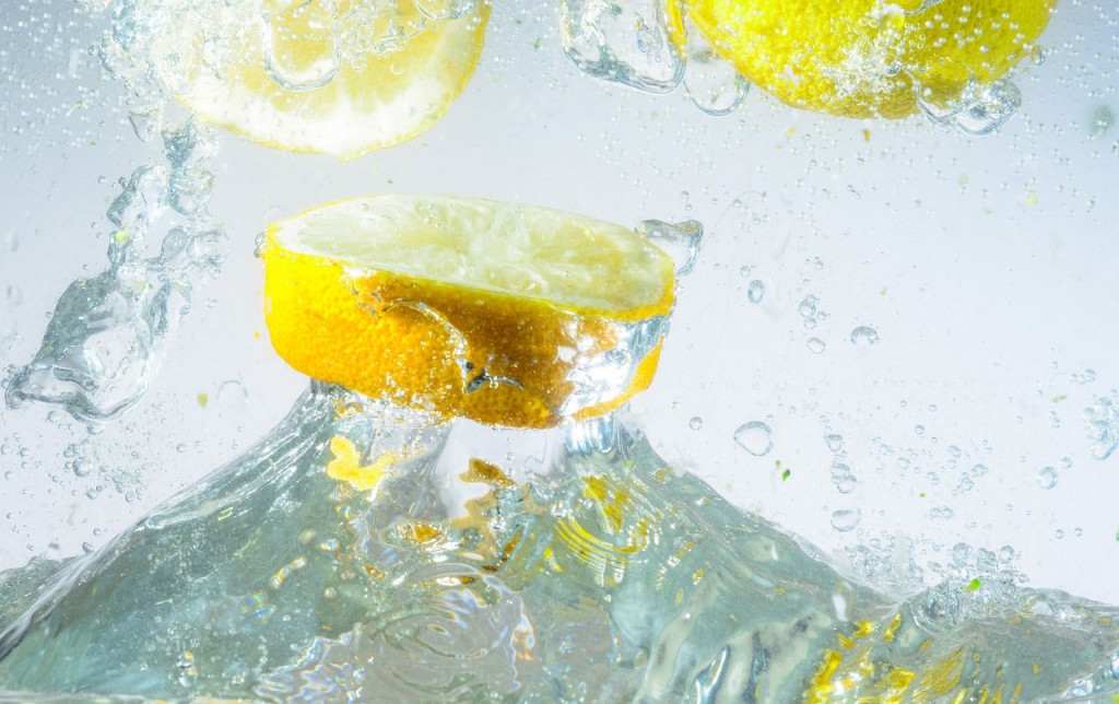 Water with lemons